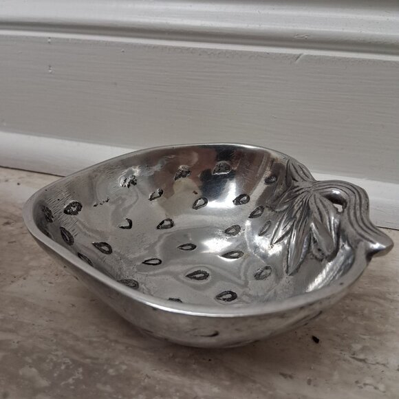 VINTAGE PEWTER STRAWBERRY DISH TRINKET HEWELRY - Picture 3 of 4